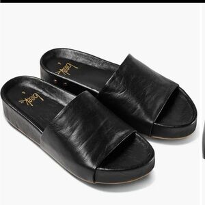 Beek black Pelican slides